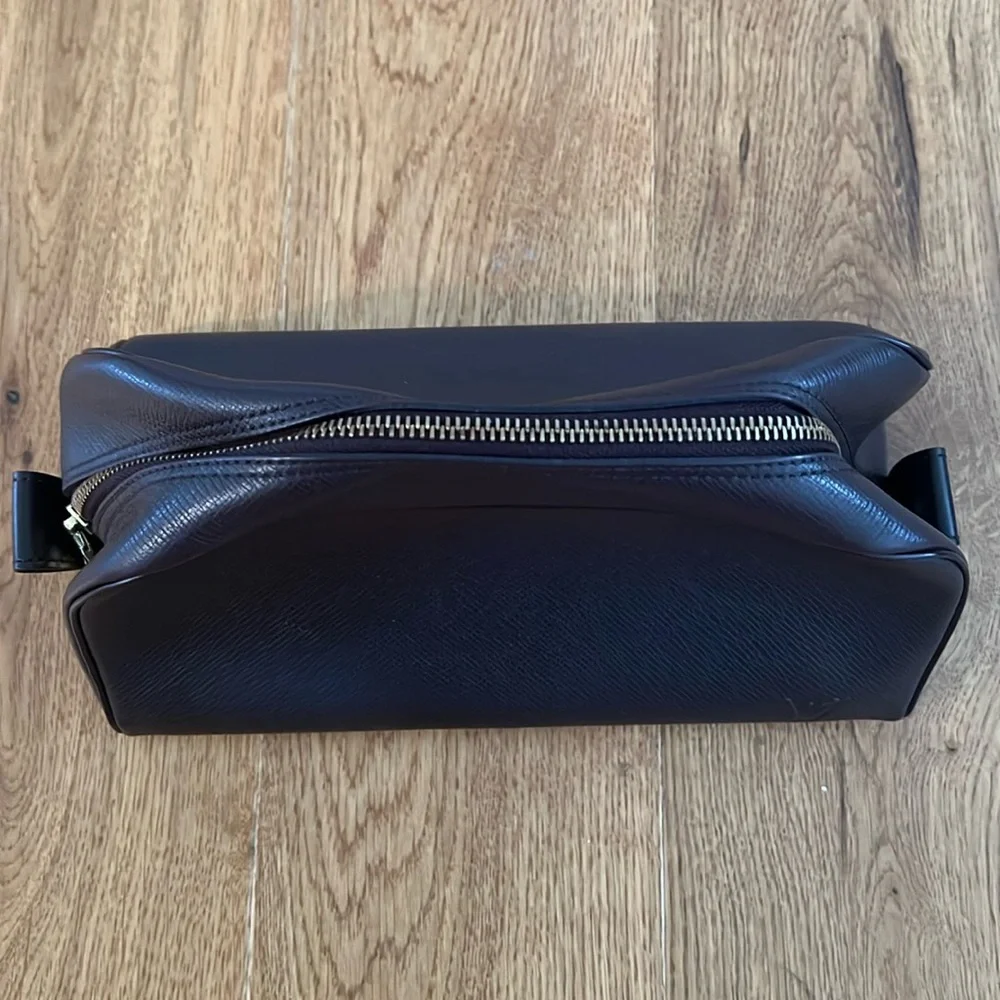 Louis Vuitton Bordeaux Taiga Bag - Picture 2 of 10